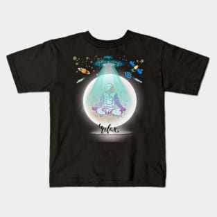 Yoga in space Kids T-Shirt
